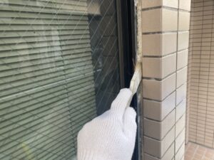 外壁タイルの窓シール撤去掃除