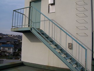 施工前の鉄階段