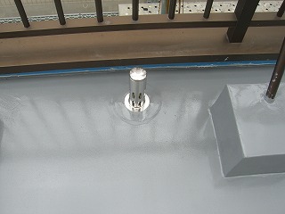 屋上床の防水層に脱気筒を取り付けた状態
