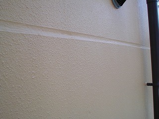 外壁目地のシーリング打ち換えた後、その上から塗装を施した状態