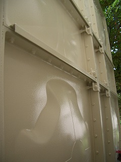 塗装後の受水槽タンク右側面