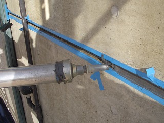 鉄筋コンクリートの外壁目地のシーリング注入作業