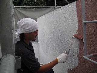 外壁の中塗りローラー塗装