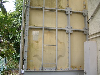 塗装前の受水槽タンク