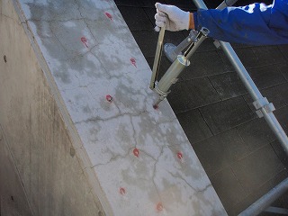 屋上斜壁の浮き補修アンカーピンニングエポキシ樹脂注入工法：エポキシ樹脂注入作業