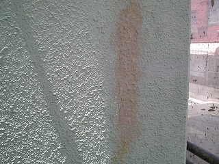 外壁の劣化部を補修し、シリコン樹脂系塗料で塗装した状態