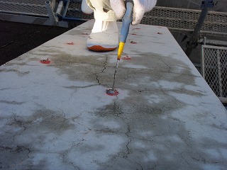 屋上斜壁の浮き補修アンカーピンニングエポキシ樹脂注入工法：ピンの差込