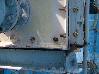 塗装前の貯水タンクの鉄製の架台