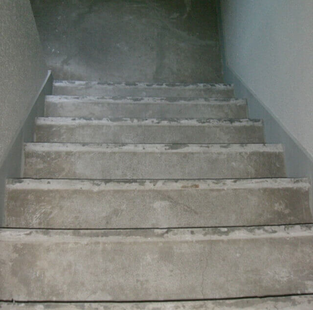 段鼻部と踏み面だけの階段用長尺シートタキステップ取り付け前の階段