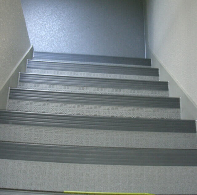 段鼻部と踏み面だけの階段用長尺シートタキステップ取り付け後の階段