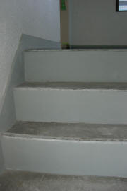 補修・塗装後の階段