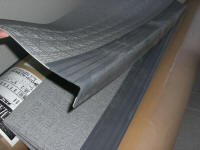 室内階段用・遮音、防滑性階段用床材の取り付け作業