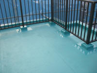 塩ビシートとフェンス架台のウレタン塗膜防水施工後