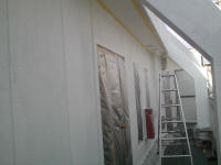 開放廊下の外壁の下塗り塗装