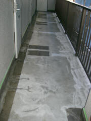 樹脂モルタルによるクラック処理と下地調整完了後の廊下床
