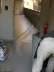 外部開放廊下・防滑性ビニール床シートの「ロンマット」