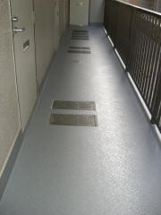 １階廊下床の長尺シート設置完了