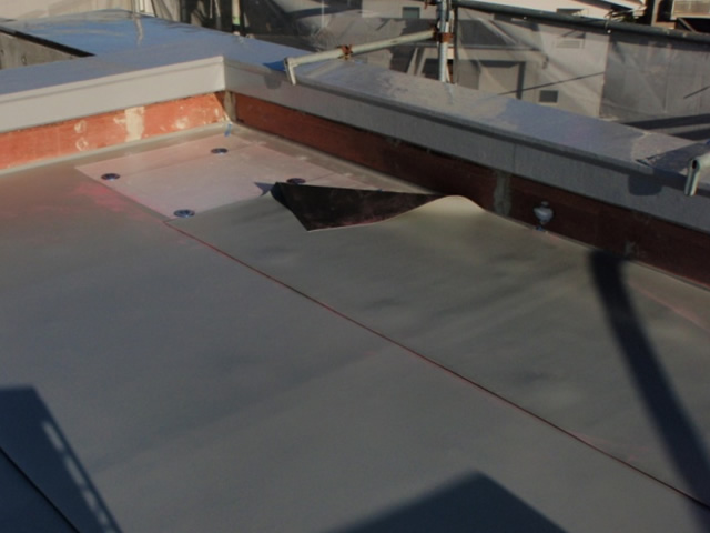 屋上防水工事の塩ビシート貼りつけ途中