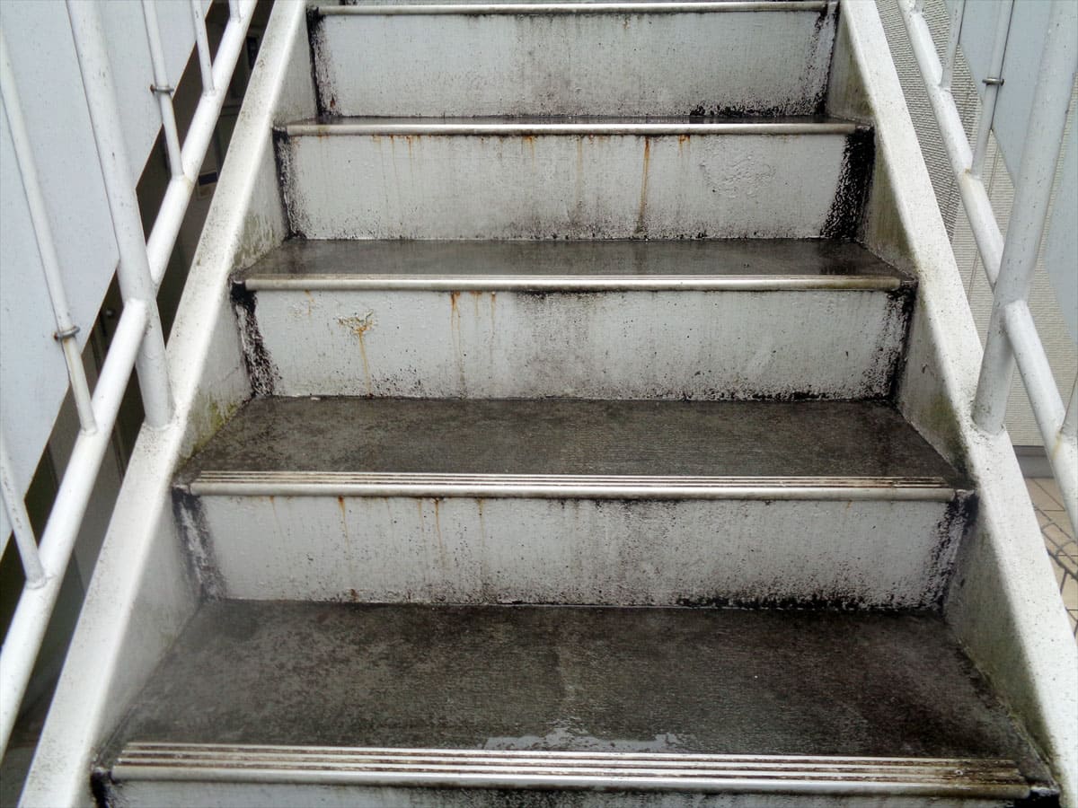 雨濡れで経年劣化してしまったマンション鉄骨階段
