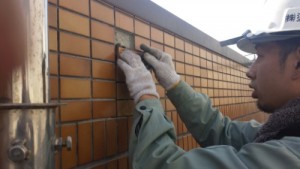 タイルを張り付ける職人