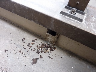 ベランダ床面近くの腐食部