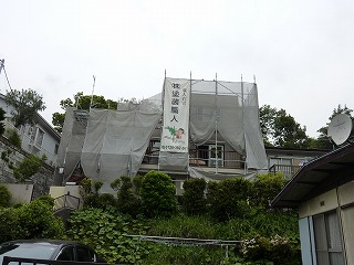 足場組み立て後の中区の3階建て鉄筋コンクリートマンション