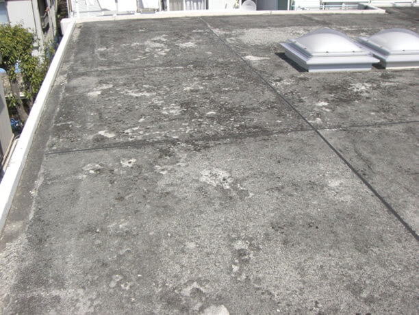 劣化した屋上防水の様子