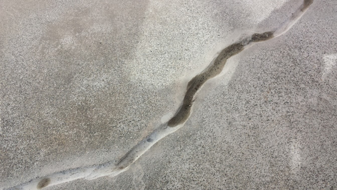 防水層のひび割れのＵカットの様子