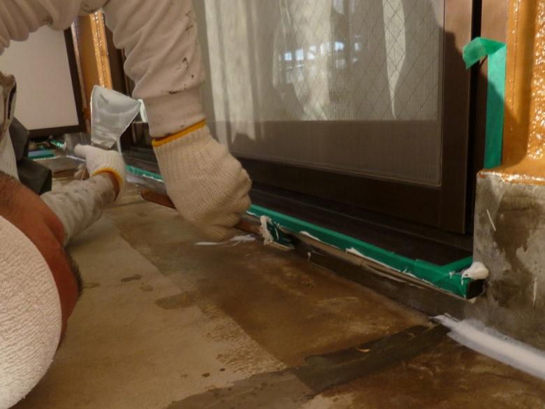 窓サッシまわりの防水作業