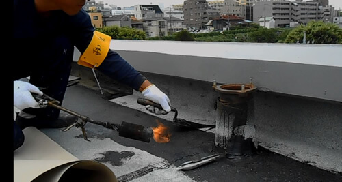 アスファルト防水施工中の様子