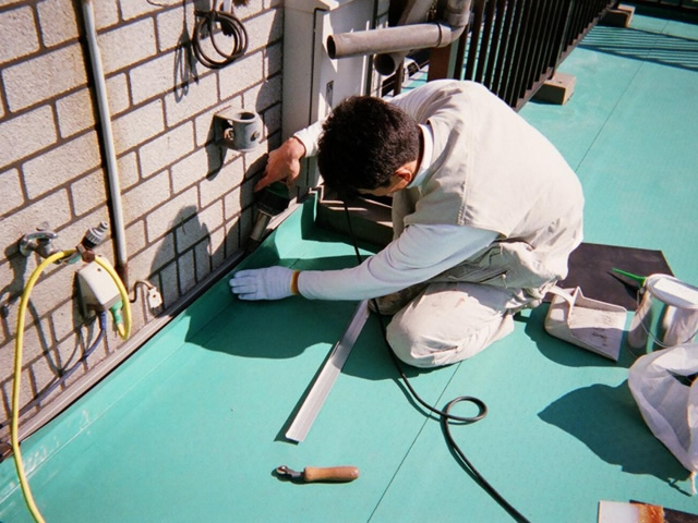 img1_10 | 東京防水職人 屋上の立ち上がりの防水処理作業中