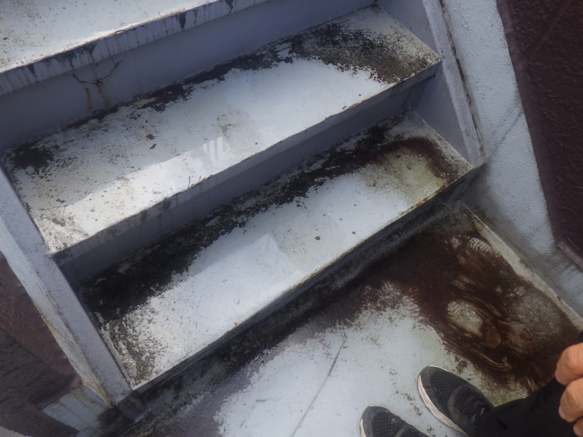 防水班現地、下地確認。ドアの開閉の確認に一度来ていましたが現地で施工前打ち合わせ。