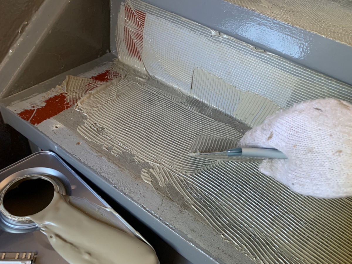 くしごてによるボンド塗布。