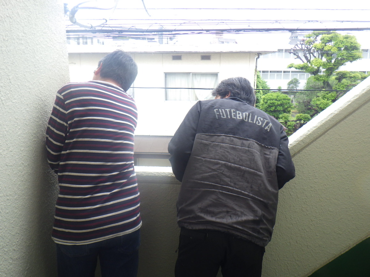 オーナー様立ち合い初日。外壁等は少し前に終わっていて共用部のみのご依頼。少し離れた場所から打ち合わせのためにいらっしゃいました。防水班と入念に考えを共有していきます。