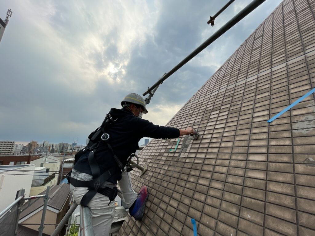 DJI_20210409_152051_649-1024x768 | 防水工事は東京都の東京防水職人 豊島区 タイル外壁改修 目地埋め。ゴムごてで目地材を塗りつけます。