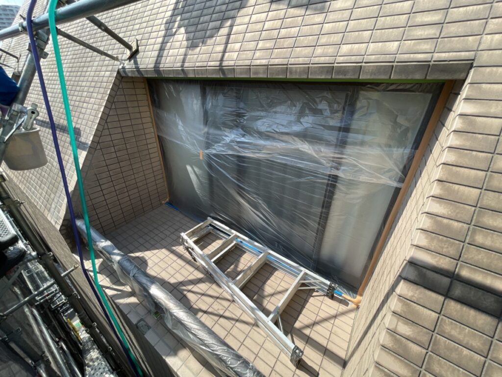 DJI_20210412_134142_242-1024x768 | 防水工事は東京都の東京防水職人 豊島区 タイル外壁改修 ガラスは養生しました。