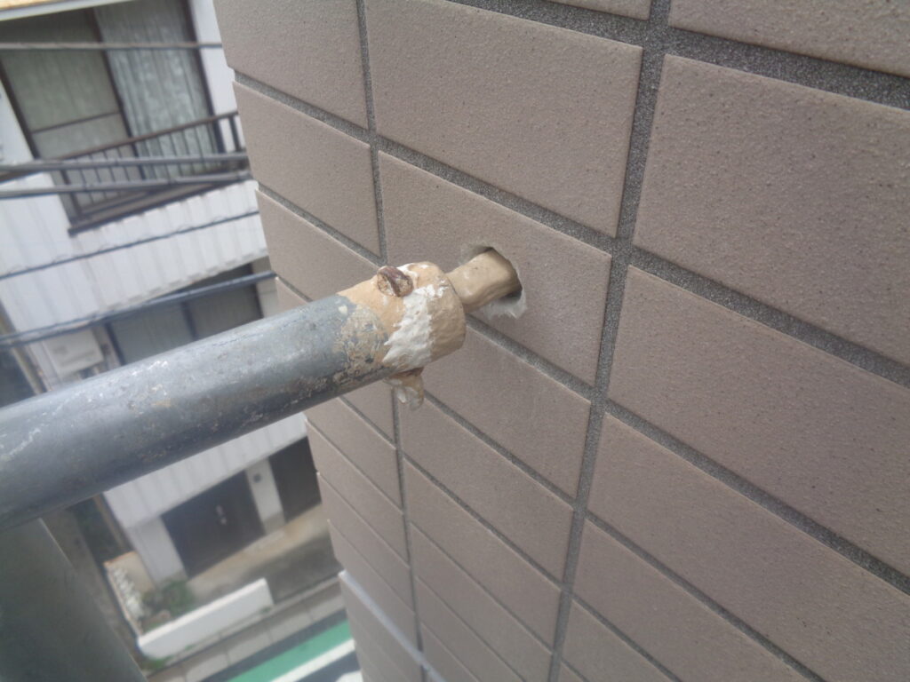 DSC06802-1024x768 | 防水工事は東京都の東京防水職人 豊島区 タイル外壁改修 転倒防止対策。タイルごと穴を開けて控えを固定。こうする事により一面掛けを可能にします。