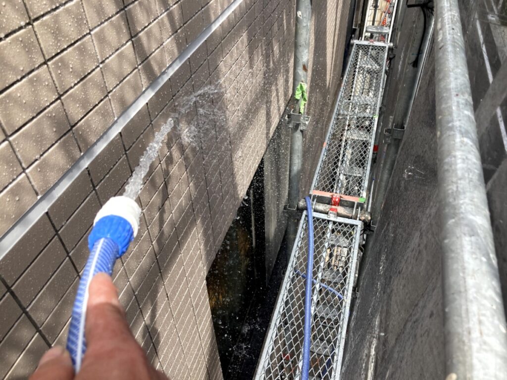IMG_1526-1024x768 | 防水工事は東京都の東京防水職人 豊島区 タイル外壁改修 クリーニング+散水テスト。全ての施工が終わり、クリーニングの作業をします。その時に散水調査も致しました。施工の確認は怠りません。