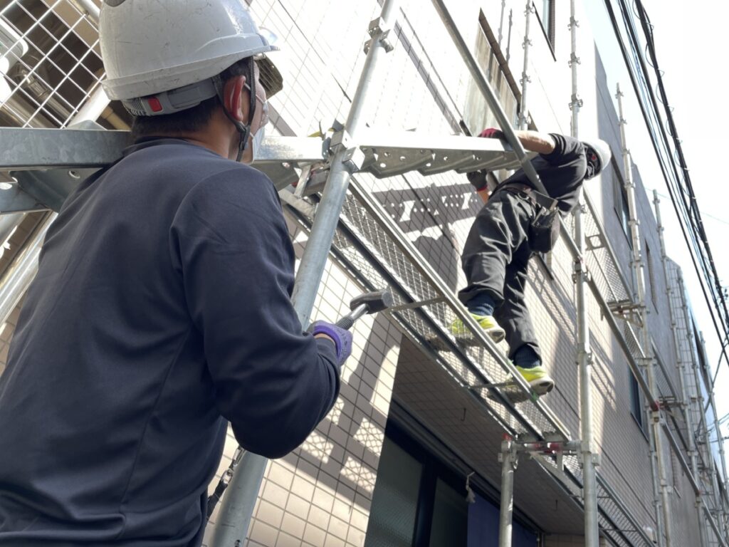 IMG_9002-1024x768 | 防水工事は東京都の東京防水職人 豊島区 タイル外壁改修 足場設置:1面掛けなので控えを取りながら慎重に設置しました。